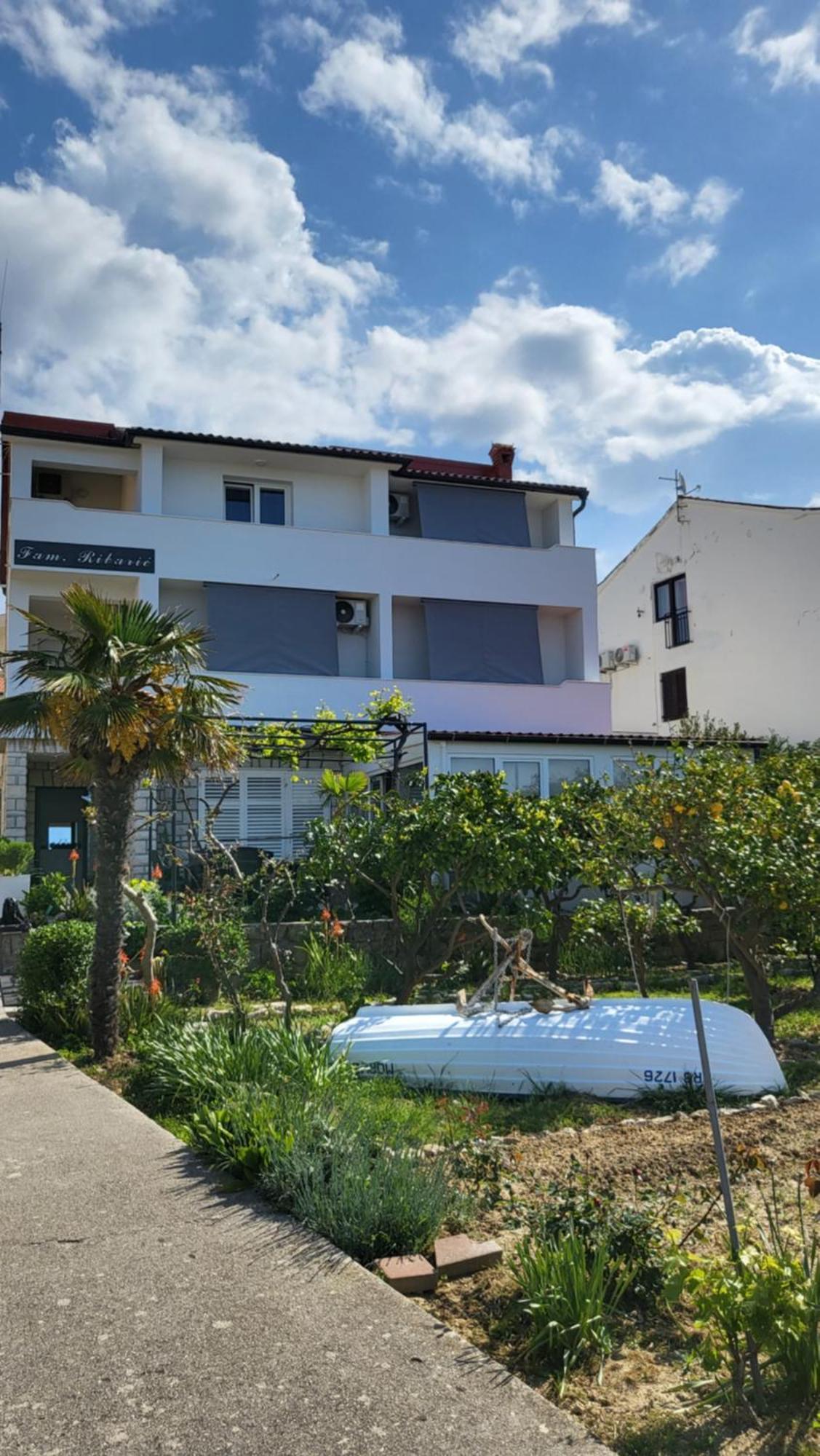 Apartments & Rooms Fam Ribaric Banjol Exterior foto